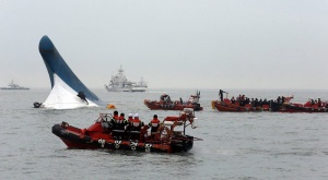 Ферибот с 500 души на борда потъна край Южна Корея