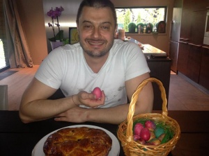 И родните политици боядисват яйца и месят козунаци