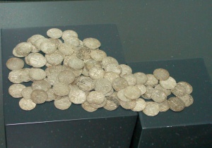64 тона монети на търг