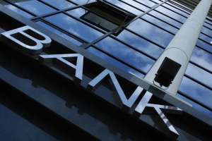 Банките вдигат лихвите и променят таксите от юли