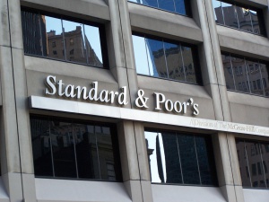 “Стандард енд Пуърс” понижи рейтинга на 15 банки в Европа