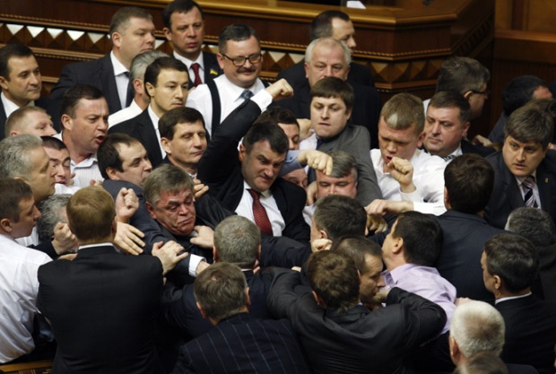 Украински депутати се сбиха във Върховната рада