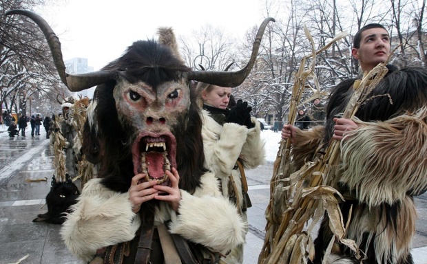 Осъдиха крадец на кукерски костюми от Благоевград