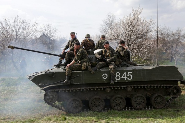 Украински военни предадоха оръжията си на проруски бойци