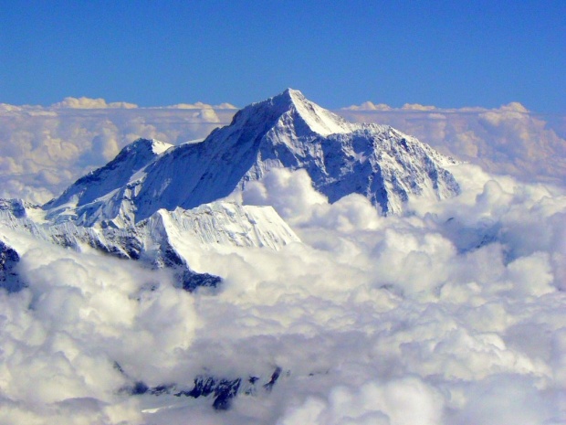 Деветима загинаха в лавина под Еверест