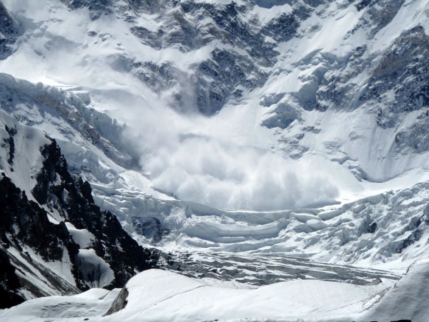 13 са жертвите на лавината на Еверест, издирват се 7 души