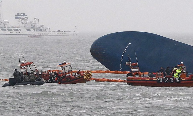 Задържаха целия екипаж на потъналия край Южна Корея ферибот
