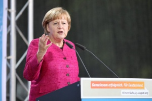 Меркел изключва военна намеса в Украйна