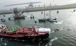 Активисти на "Грийнпийс" арестувани в Ротердам - опитвали да спрат руски танкер