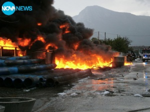 Огромен пожар горя до бензиностанция във Враца