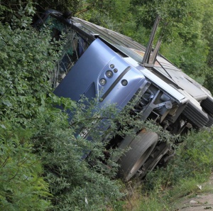 Автобус се преобърна в Русенско. Двама загинали