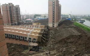Сграда се срути в Шанхай, има жертви и ранени