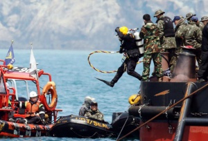 Жертвите на потъналия южнокорейски ферибот вече са 242