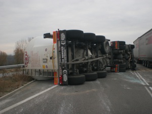 Цистерна с газ се преобърна на пътя Берковица - Върщец