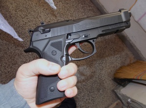 Служител на НСО се простреля с личното си оръжие