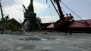 Молдовски кораб се наклони опасно на пристанище "Варна-Запад"