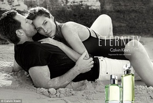 Супер моделът Кристи Търлингтън позира с мъжа си в нова реклама