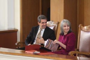 Попова: Президентската институция не е на отбори