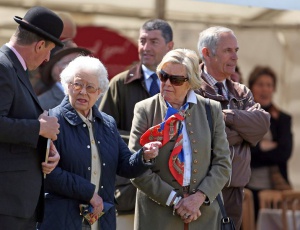 Кралица Елизабет II се сля с тълпата на конно шоу