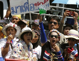 Щурм на протестиращи в Тайланд, премиерът бяга