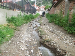 Карловци се страхуват, че пороите ще съборят къщите им