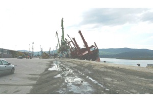 Изправиха авариралия кораб в пристанище Варна