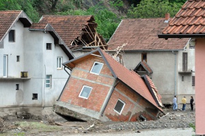 Заради бедственото положение в Сърбия евакуираха над 25 000 души
