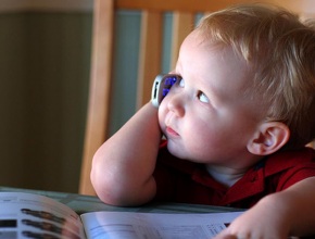 Англия стартира мащабно изследване за влиянието на мобилните телефони върху детския мозък