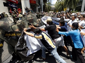 1000 души на протест в Тайланд