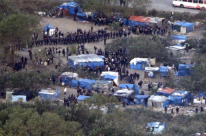 Разрушават имигрантски лагер във Франция заради краста