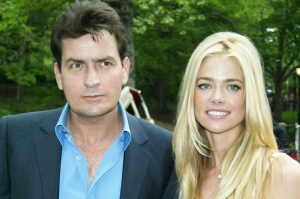 Чарли Шийн изгони Денис Ричардс от дома й