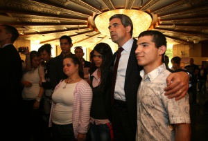 Плевнелиев посрещна 200 абитуриенти в неравностойно положение