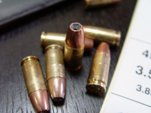 Иззеха незаконни оръжия от два адреса в Лясковец