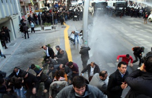 Сълзотворен газ срещу протестиращи в Анкара