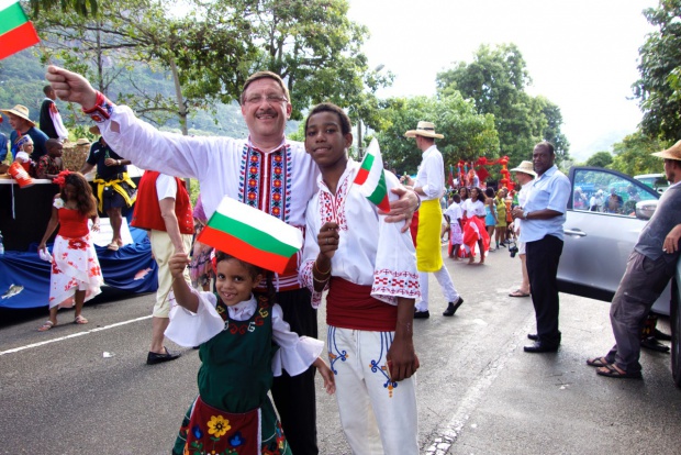 Български носии на карнавала във Виктория