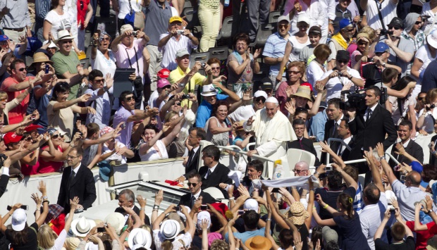 Папата отказа да се вози в брониран автомобил