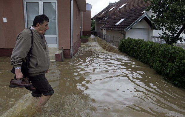 Жертвите от потопите на Балканите растат