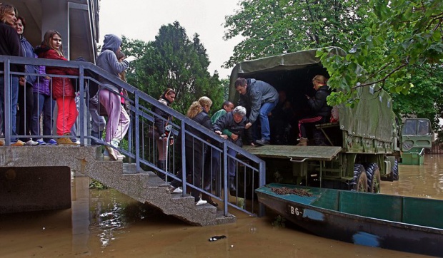 Евакуираха над 15 200 души заради потопите в Сърбия