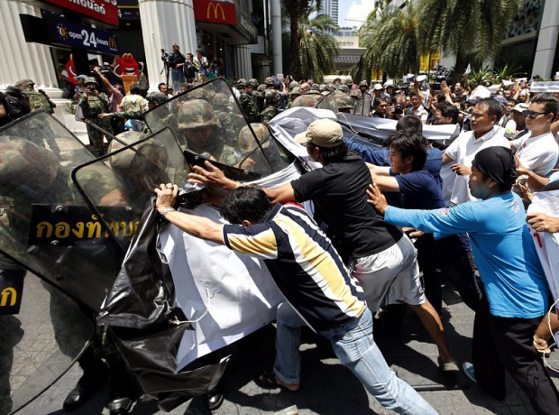 1000 души на протест в Тайланд