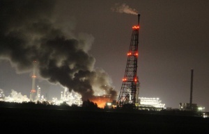 Двама ранени след експлозия в химически завод около Ротердам