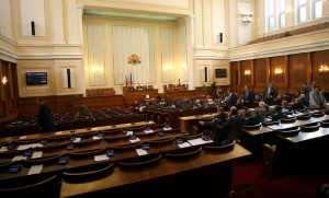 Депутатите от БСП са раздвоени за бъдещето на кабинета