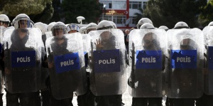 Шестима ранени след взрив до полицейски участък в Турция