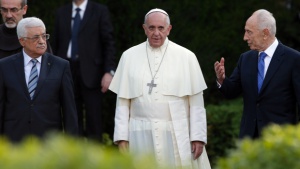 Лидерите на Израел и Палестина се помолиха за мир заедно с папата
