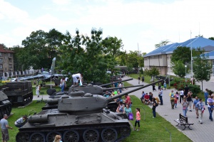 Съвременна военна техника, уникални машини и детски атракции в Деня на бащата