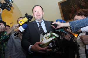 Михаил Миков донесе подърък за рождения ден на Борисов – футболна топка