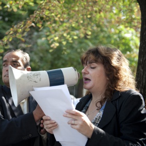 Контрапротестираща: Хората искат хляб, не избори