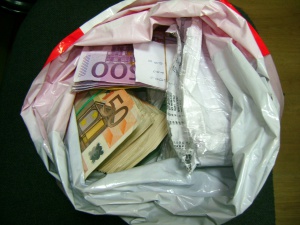 Митничари задъжаха контрабандна валута на Лесово