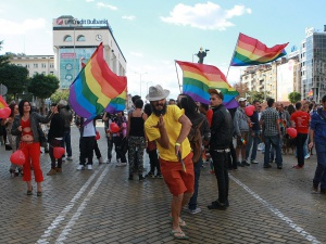 Църквата срещу гей парада!