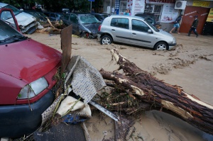 Очевидец от „Аспарухово”: Не ни се мисли какво има под отломките