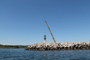 Нова 5-метрова статуя се издига на Черно море